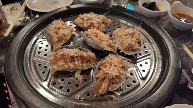 一人一隻,一共點了六隻;象拔蚌仔在師傅的加工下,放了粉絲在象拔蚌下面,加了金銀蒜蓉和薑蓉調味