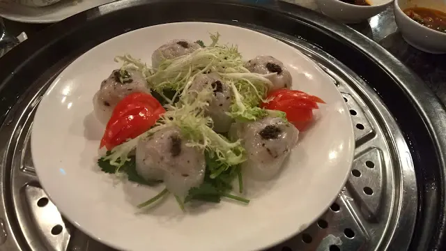 原來這個菜餚還有另一個名稱,名叫『花心蘿蔔』,原因師傅將這個蘿蔔切成心型,再在上面放上蝦膠和黑松露醬