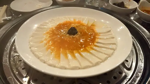 3分鐘過後,Step當然也是急不及待食啦;這個海鮮汁,除了有海膽之外,還有墨魚、蝦、竹笙等在裡面,味道鮮甜