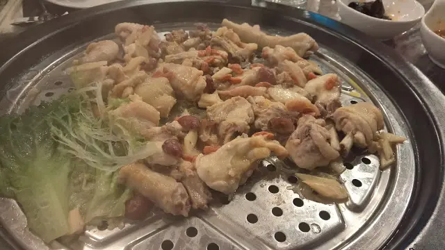 本身雞size不算大,加上又是走地雞,雞肉肉質嫩滑鮮味,咀嚼時卻充滿質感