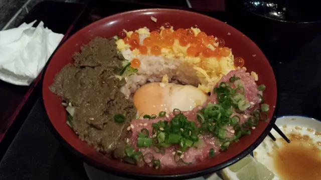 極上二段丼~溫泉蛋撈三色飯