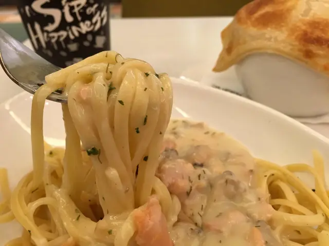 挪威煙三文魚、蜆肉扁意粉配刁草忌廉汁