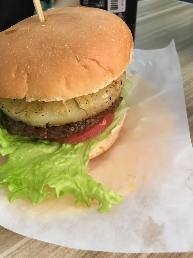 介未波蘿牛堡