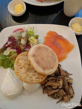 2 eggs + bread + 3 sides  - Brunch Club in Central 