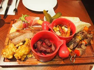 牛肉串燒、香蒜辣椒欖油煎大蝦、巴馬火腿蜜瓜、德國腸、香芒吞拿魚墨西哥卷、炸雞鎚、炸紫蕃薯仔。