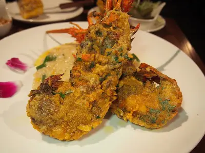 原隻龍蝦開邊切半, 用上鹹蛋黃焗至金黃色, 香味四溢, 鹹蛋黃的鹹味滋味十分迷人, 龍蝦頭更有不少橙色的蝦膏, 蝦膏的鮮香和鹹蛋香味互相揮映。