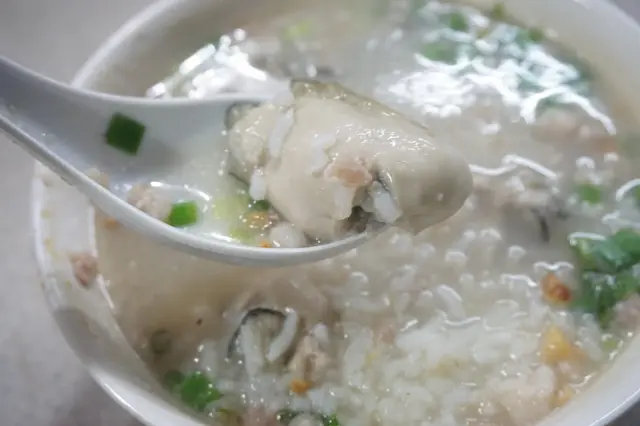 雖然蠔仔不多但鮮香肥美,當中還有特別壯大肥美的「中蠔」