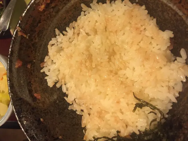 撥開魚腩蓉,魚腩蓉的脂肪已分解滲入白飯中,白飯表面呈現油光