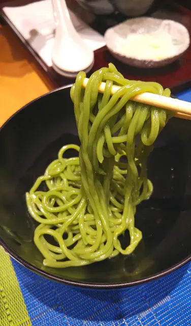 不過這綠色並不代表這麵條帶有濃郁的抹茶味