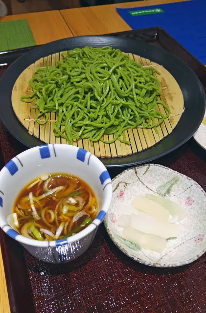 將蔥花,wasabi加到冰凍的醬油中混和