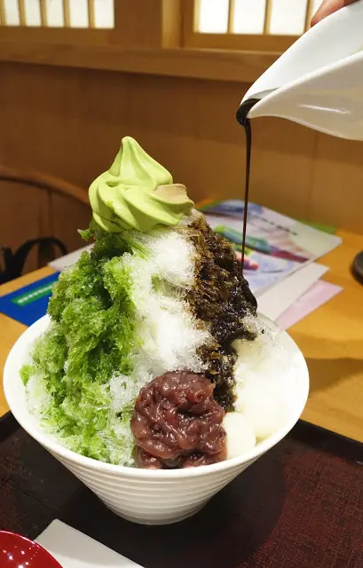 頓時將雪白的刨冰染上顏色, 令賣相更加分