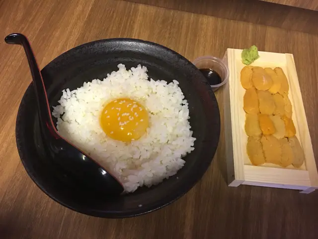 個海膽一啲都唔腥,真係唔錯,配蛋黃飯好食啲!