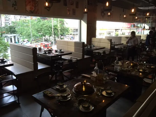 店內空間闊落,設有不少卡位