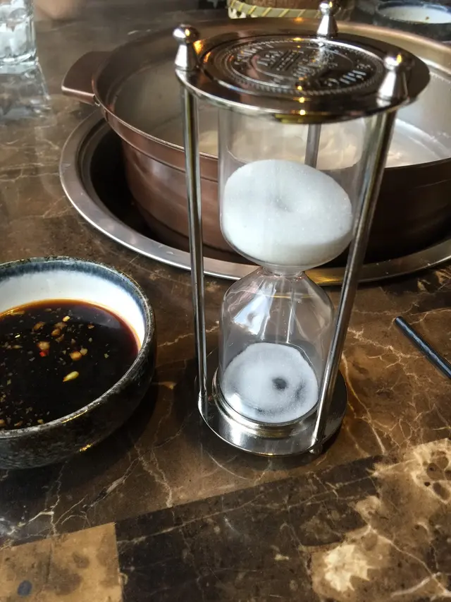 看著計時沙漏的沙在流逝之際,椰子雞鍋的清香味撲鼻而來