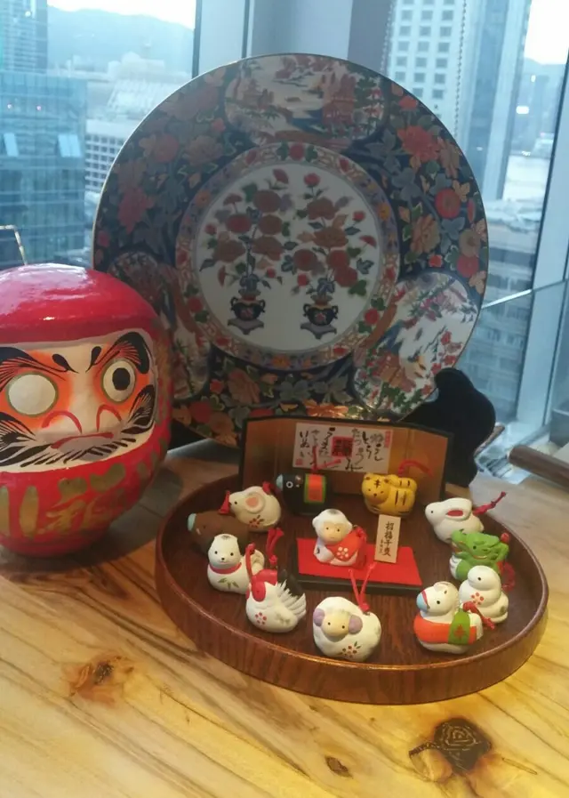 十二生肖擺設,今年是猴年,馬騮仔當然坐正中心。