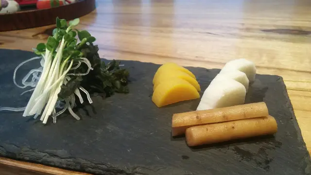 漬物:蘿蔔苗、醋漬蘿蔔、山葵長芋漬、鹽水牛蒡漬