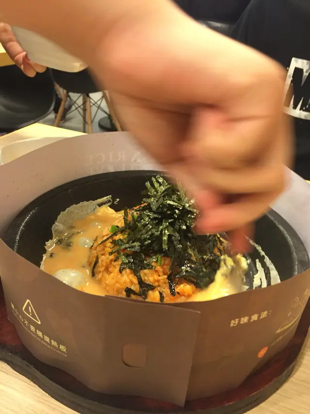 招牌芝士熔岩蛋漿飯 $48 因為見呢個係招牌所以叫左黎試下 黎到之後店員會親自幫你整呢個飯 招呼十分周到 蛋同芝士既份量都十分多！整好之後既芝士係拉到絲 就算隔左好耐都好都繼續拉到 唯一一樣麻麻地既就係d泡菜有d酸令到整體跌左 飯加左芝士同蛋之後食完真係飽到上心口