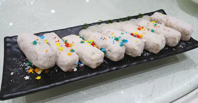 灑上七彩星星作伴, 令這傳統潮式甜食添上可愛