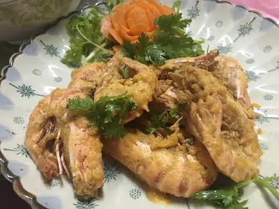 鹹蛋香同時滲入蝦肉中, 蝦的鮮香和鹹蛋香味互相揮映, 滋味無窮。