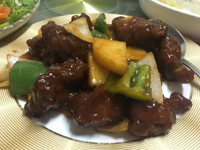 外層非常鬆化, 沒有油炸膩感, 裡面的豬肉肉汁豐富, 嫩滑無渣, 無骨, 醬汁甜中帶酸, 濃厚惹味