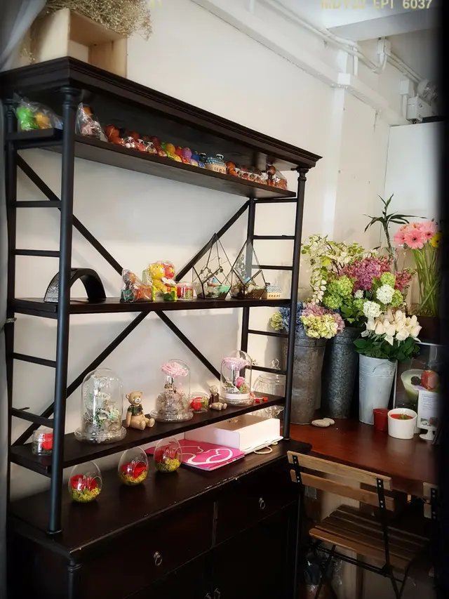 陳列架上放滿細小精美o既小花擺設