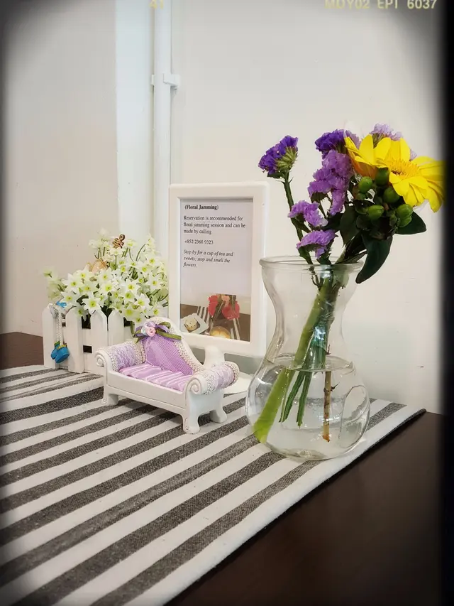 餐桌上有小兔及迷你傢俱陪伴