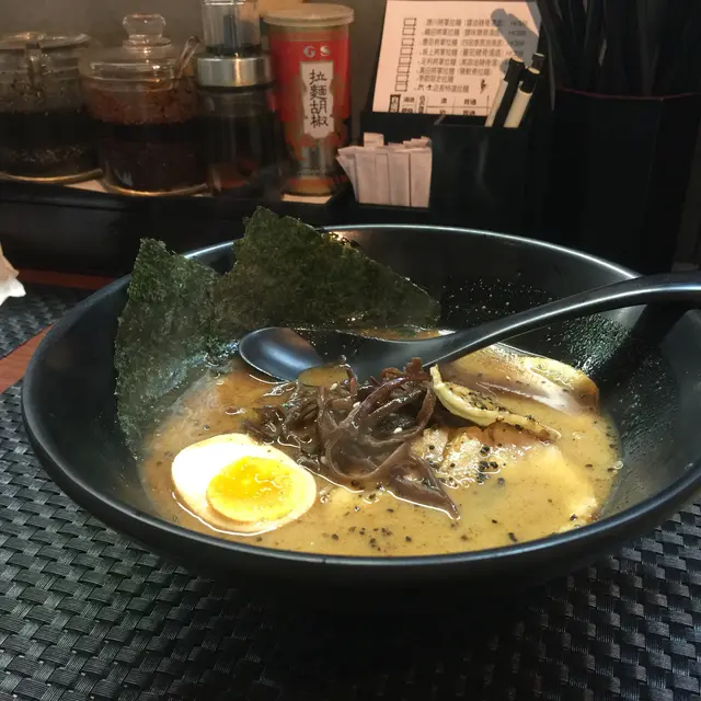 黑蒜油豬骨湯底拉麵