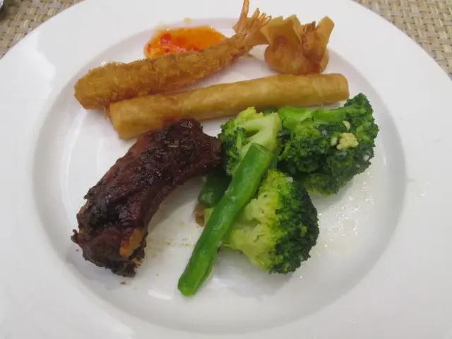 炸物吸引;  燒排骨相當入味;  雜菜新鮮爽脆