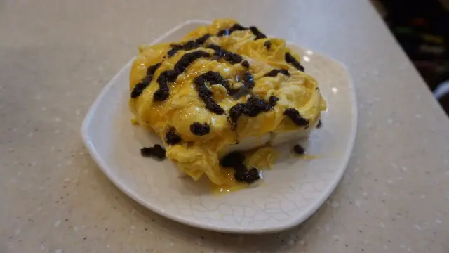 水嫩的炒蛋表面泛起亮光,那可不是炒蛋時要下的油,而是快要滿溢而出的蛋汁