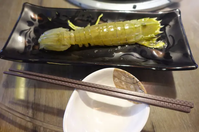 店方選用特大條的瀨尿蝦皇，對比筷子可略知一二！