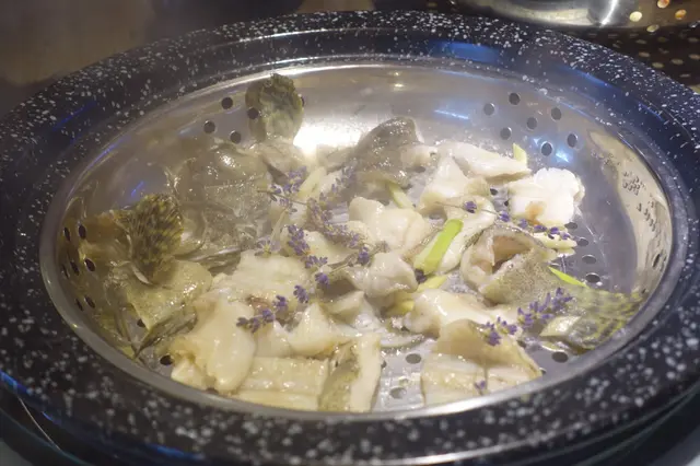 等候蒸製的時候，薰衣草的香氣由草帽蒸蓋散發出陣陣的幽香！