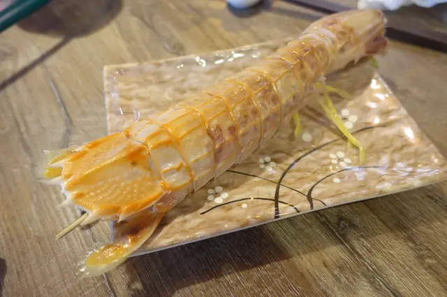 瀨尿蝦皇蒸熟後，蝦殼呈橙色