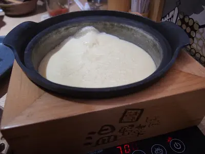 豆味很濃郁, 口感幼滑, 適宜配柑橘醋同吃, 有時在面層還呈現一塊塊像腐皮的東西, 以豆乳配搭食物, 無論菜或肉都好夾呢。