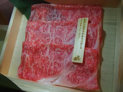 和牛肉眼相對就較多脂肪, 雪花油脂佈滿均勻, 同樣薄可透光, 肉質柔軟入口即化, 脂香豐腴, 油份迷人, 是另一番享受來的。