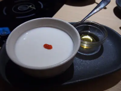 杏仁味不會太濃, 容易入口, 質感比任何吃過的豆腐花更滑, 輕柔得如風一樣, 入口瞬間不見了, 餘下杏仁豆腐的香味