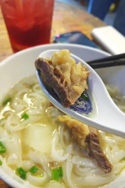 夾帶的油脂甘香豐腴, 軟嫩鮮香的牛腩彈牙糯口, 輕輕一咬就鬆開了