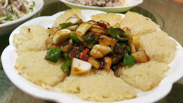 聖子王啖啖肉，米粉底索咗豉椒汁食，一絕！