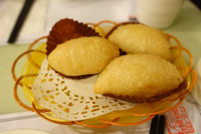 熱辣辣而香脆可口的咸水角