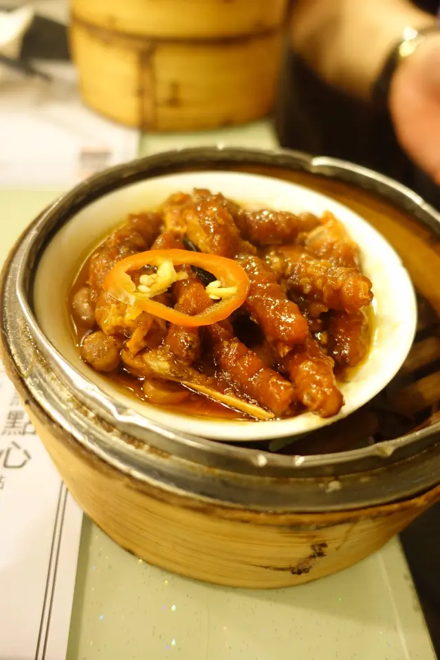 濃郁惹味的醬汁，鳳爪肥美軟腍又入味！