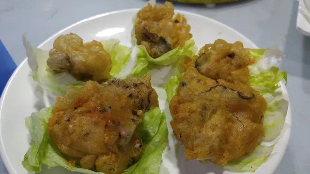 因為9個人但係冇例半，所以點咗兩款。外脆內軟多汁，火喉剛好，不過呢一桶只有5隻，但係蠔肉唔係太大......唔.......