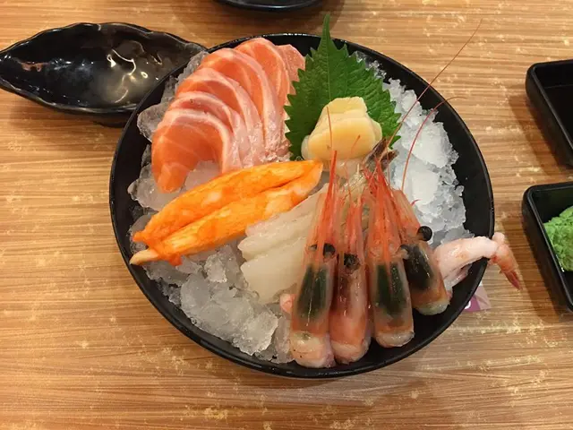 三文魚同甜蝦都唔錯，貝柱都ok，但所謂虎蝦根本係雪藏泰式生蝦