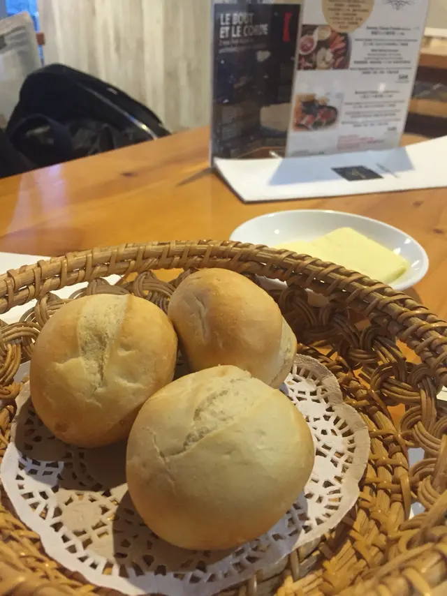 坐低order完就會比籃包仔你食吓，附一碟牛油，麵包熱辣辣的