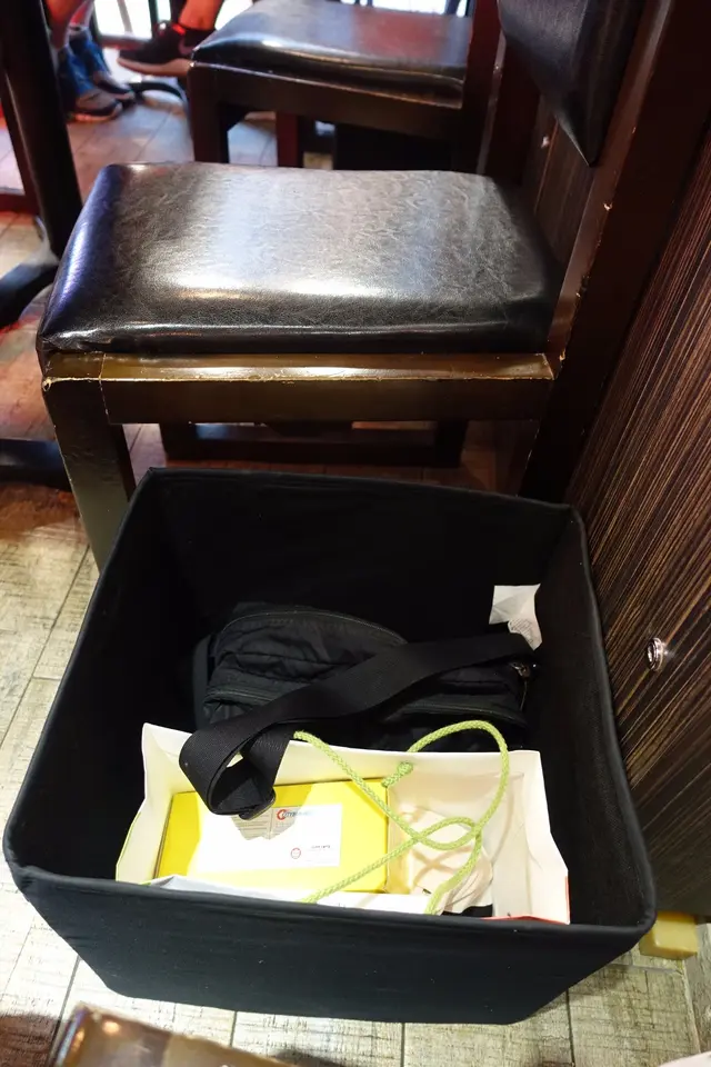 店方相當週到,把儲物藍放在椅子附近,方便食客擺放雜物!
