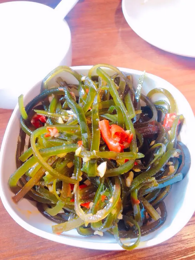 它是正宗的湖南長沙口味的涼拌剁椒海帶，超好吃！