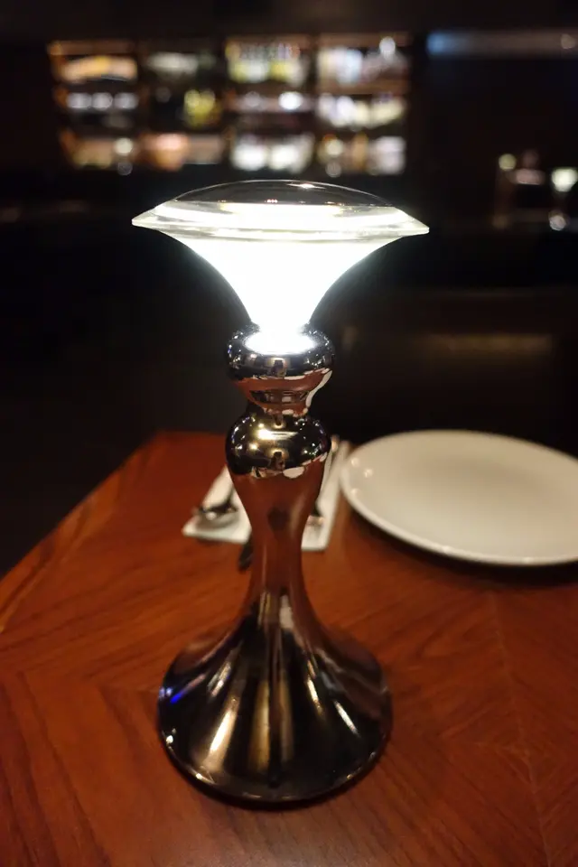 燈光昏暗的環境下,慶祝生日也幾有氣氛!