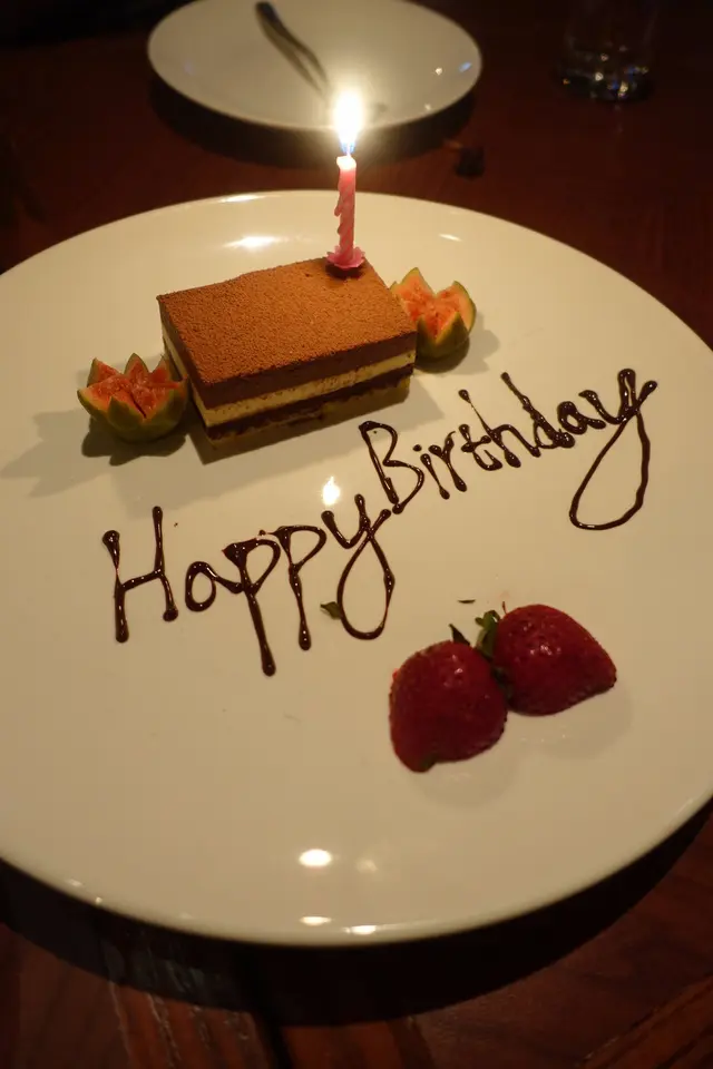 送上蛋糕時附有煙花,大家都超驚喜!