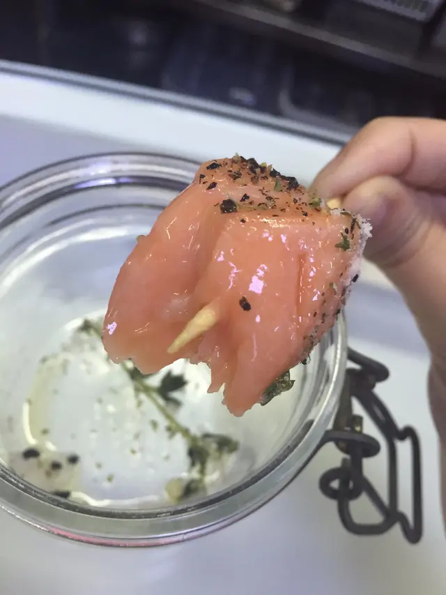 特級初榨欖欖油慢煮三文魚配檸檬、橄欖