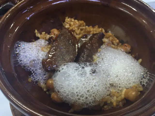 煲仔鮑汁神戶牛面頰西班牙飯配分子蒜香忌廉泡