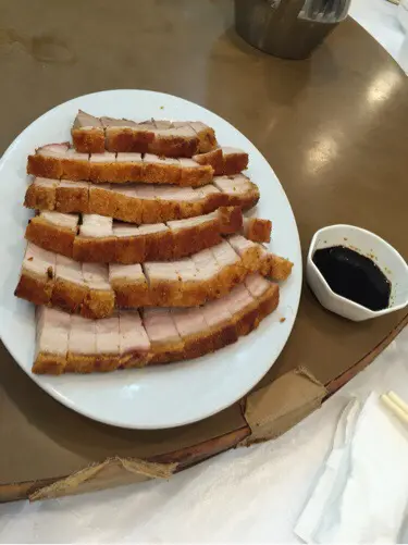 這燒肉的皮超脆的，今天第一次燒肉配白砂糖吃，個人覺得不怎麼好味⋯⋯😅單單吃燒肉就完全能滿足味蕾了