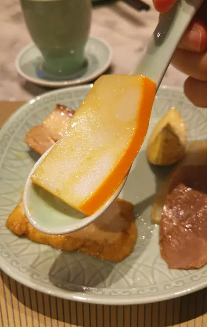 墨魚片每片切得很平均, 爽口彈牙, 吸收了鹵水的精華很入味